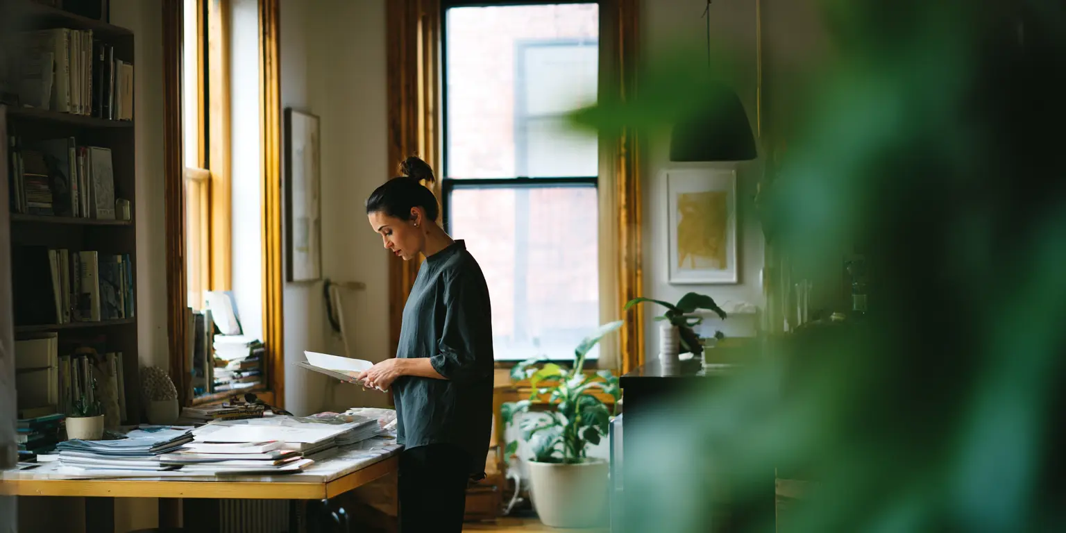 Consultation d'un planning ajusté Occupant consultant un planning modifié dans un espace de vie utilisé